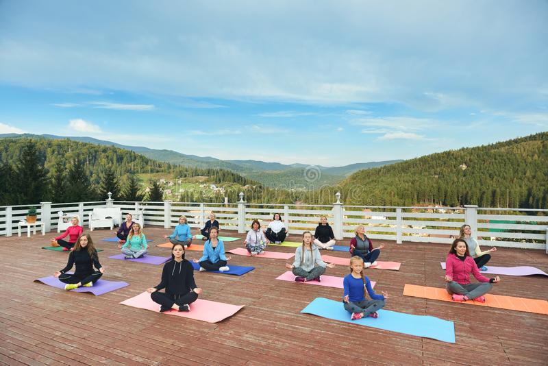 relaxed-girls-women-sitting-yoga-mats-doing-meditation-group-relaxing-meditating-outside-fresh-air-concept-class-nature-139634169